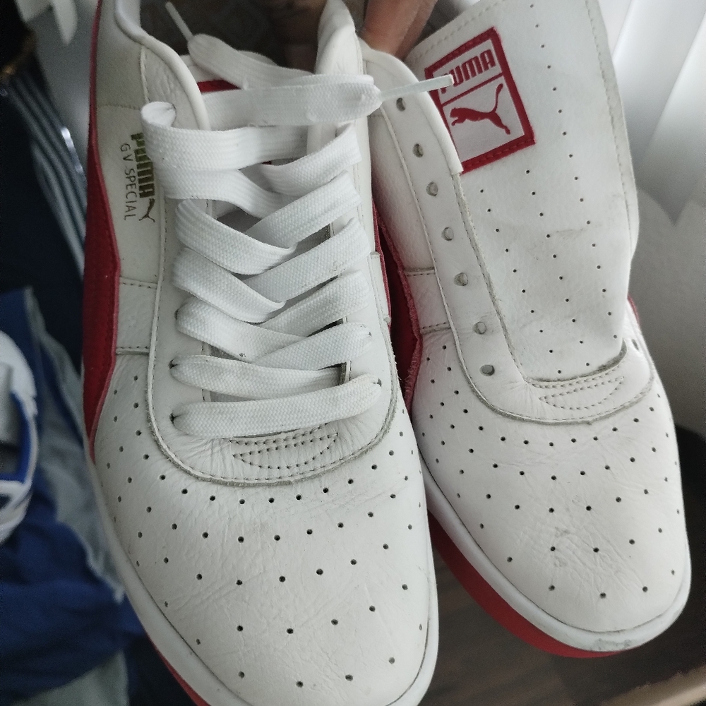 2 pair of PUMA SHOES 1 PAIR R WHITE AND RED OTHER PAIR R WHITE AND BLUE